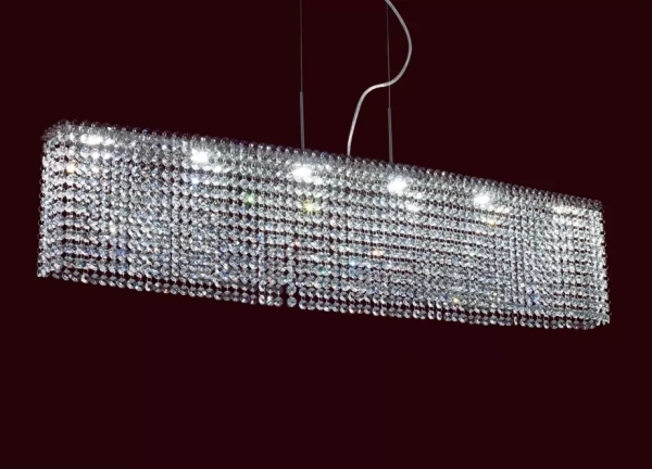 El colgante Patagonia Rectangular es una lámpara de seis luces apto LED, disponible en color cromo con decoración de cristal.