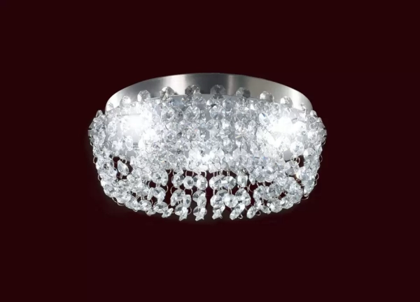 El plafón Patagonia Simple es una lámpara de tres luces apto LED, disponible en color cromo con decoración de cristal.
