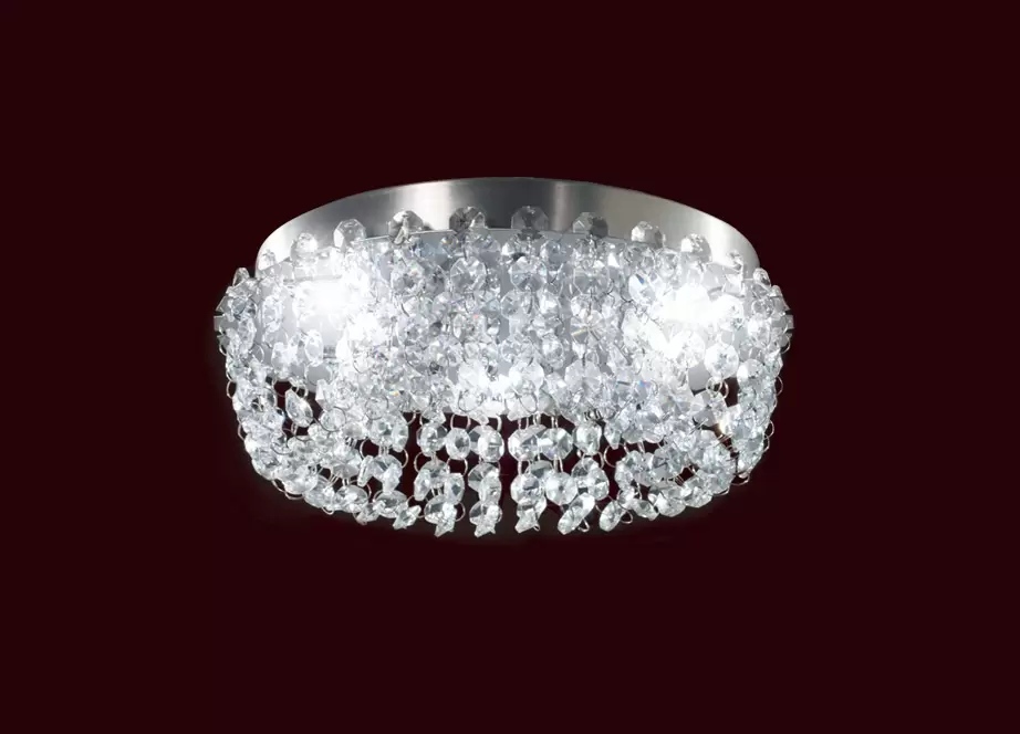 El plafón Patagonia Simple es una lámpara de tres luces apto LED, disponible en color cromo con decoración de cristal.