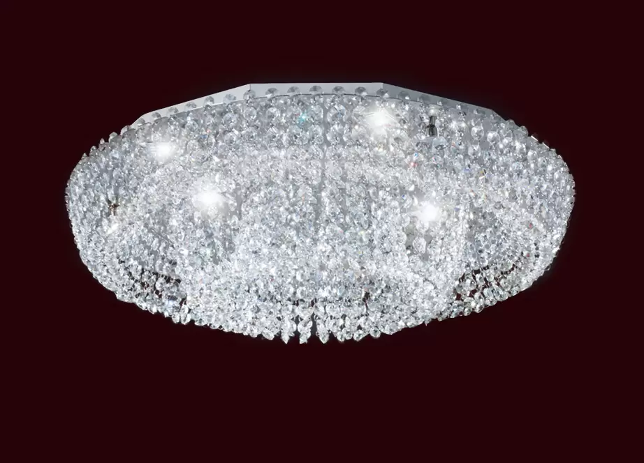El plafón Patagonia Doble es una lámpara de doce luces apto LED, disponible en color cromo con decoración de cristal.