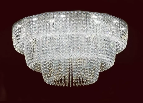El plafón Patagonia Triple es una lámpara de 24 luces apto LED, disponible en color cromo con decoración de cristal.