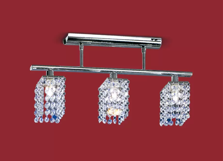 El plafón Pyton Triple es una lámpara de tres luces apto LED, disponible en color cromo con decoración de cristal.