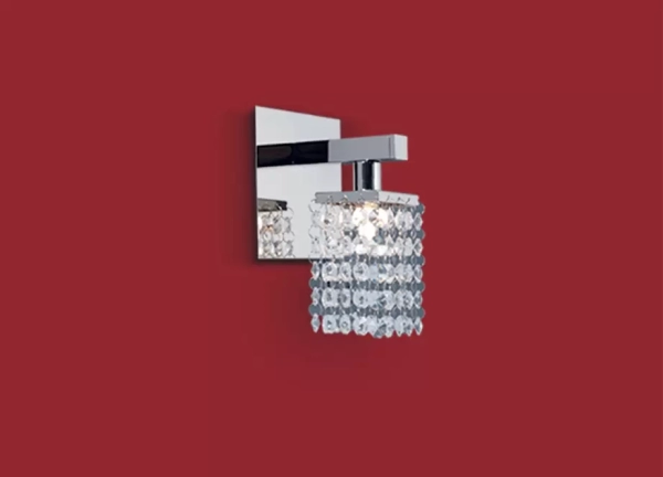 El aplique Pyton Simple es un artefacto de aplicar de una luz con decoración de cristal. El mismo está disponible en color cromo