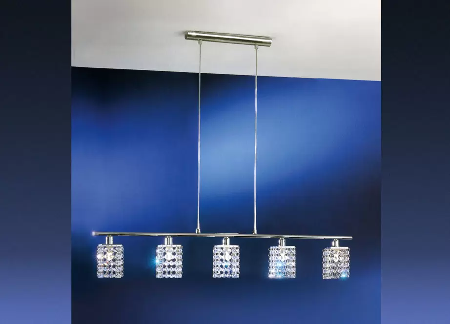 El colgante Pyton es una lámpara de 5 luces apto LED, disponible en color cromo con decoración de cristal.