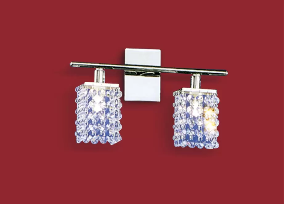 El aplique Pyton Simple es un artefacto de aplicar fabricado en metal de dos luces con decoración de cristal. Disponible en color cromo.