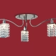 El plafón Pyton es una lámpara de tres o seis luces apto LED, disponible en color cromo con decoración de cristal.