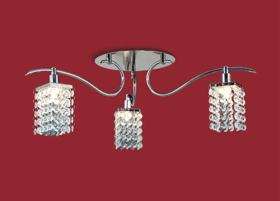 El plafón Pyton es una lámpara de tres o seis luces apto LED, disponible en color cromo con decoración de cristal.