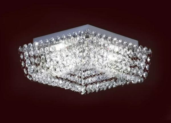 El plafón Patagonia Cuadrado es una lámpara de cuatro luces apto LED, disponible en color cromo con decoración de cristal.