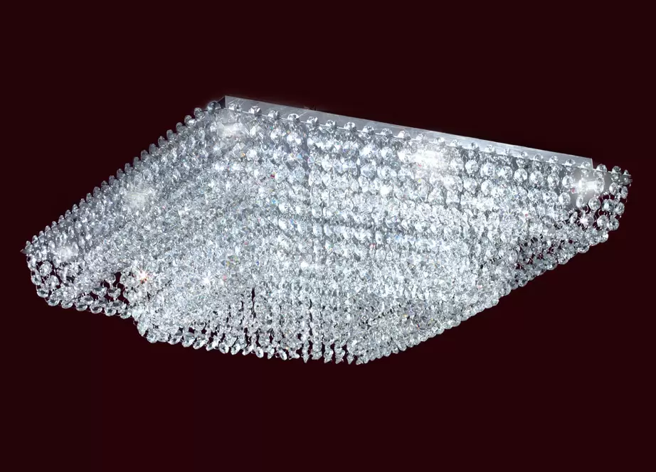 El plafón Patagonia Cuadrado Doble es una lámpara de doce luces apto LED, disponible en color cromo con decoración de cristal.
