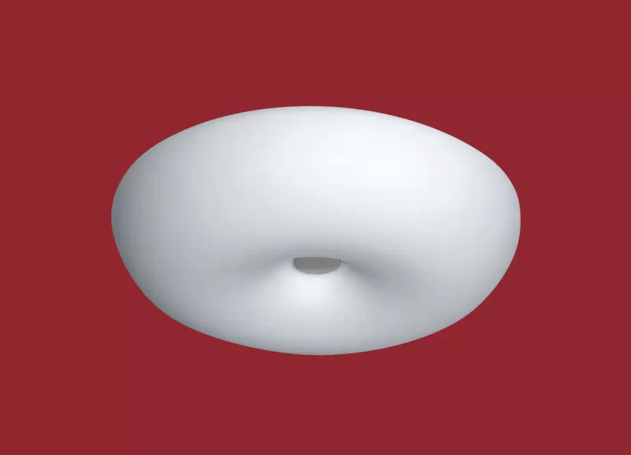 El plafón Óptica es una lámpara de tres luces apto LED, disponible en color acero con vidrio opal.