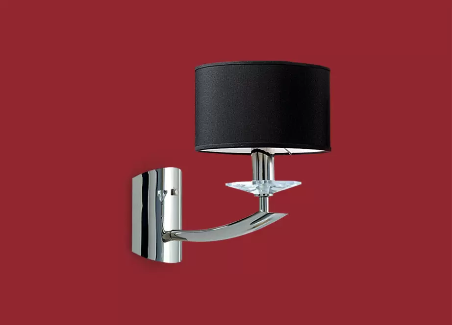 El aplique Alicante es una lámpara de una o dos luces, disponible en color cromo. Se le puede agregar pantallas color negro, blanco o rojo.