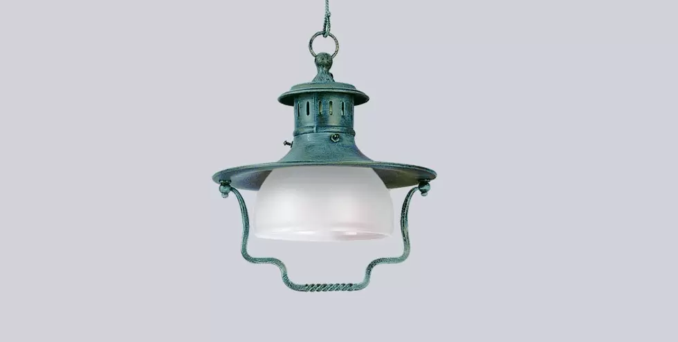 El colgante Aldeano es una lámpara de una luz, estilo vintage, de hierro esmaltado en verde patinado.