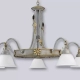 El colgante Primavera es una lámpara de cinco u ocho luces, estilo vintage, disponible en color bronce.