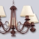 El colgante Capri es una lámpara de cinco u ocho luces, estilo colonial, disponible en color cobre. Adaptable a todo tipo de ambiente.