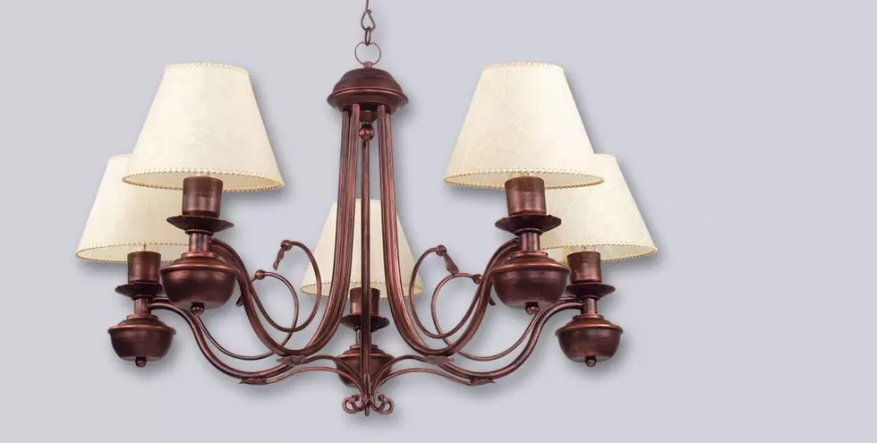 El colgante Capri es una lámpara de cinco u ocho luces, estilo colonial, disponible en color cobre. Adaptable a todo tipo de ambiente.