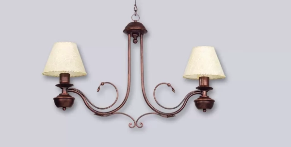 El balancín Capri es un colgante de dos luces apto LED, estilo colonial, disponible en color cobre. Adaptable a todo tipo de ambiente.