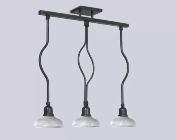 El colgante Caribe es una lámpara de tres luces, estilo rústico, disponible en color cuero. Adaptable a todo tipo de ambiente.