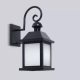 El aplique Delta es una lámpara tipo farol, de una luz, estilo moderno, disponible en color negro y dos tamaños: chico y grande.