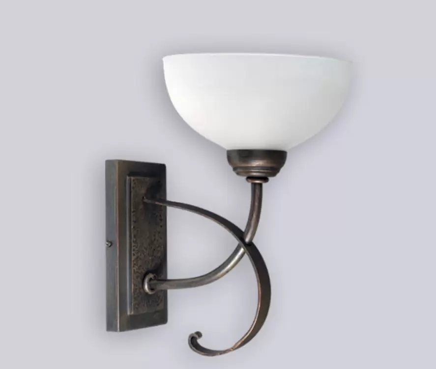El aplique Europa es una lámpara de una luz apto LED, estilo vintage, disponible en color cobre patinado. Adaptable a todo tipo de ambiente.