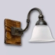 El aplique Fusión es una lámpara de una, dos o tres luces, estilo rústico, disponible en color cobre patinado y madera.