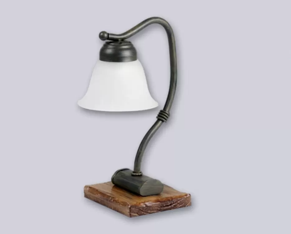 La lámpara de mesa Fusión es un velador de una luz, estilo rústico, disponible en color cobre patinado y madera. Adaptable a todo tipo de ambiente.