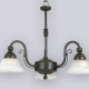 El colgante Milán es una lámpara de tres o cinco luces, estilo vintage, disponible en color cobre patinado. Adaptable a todo tipo de ambiente
