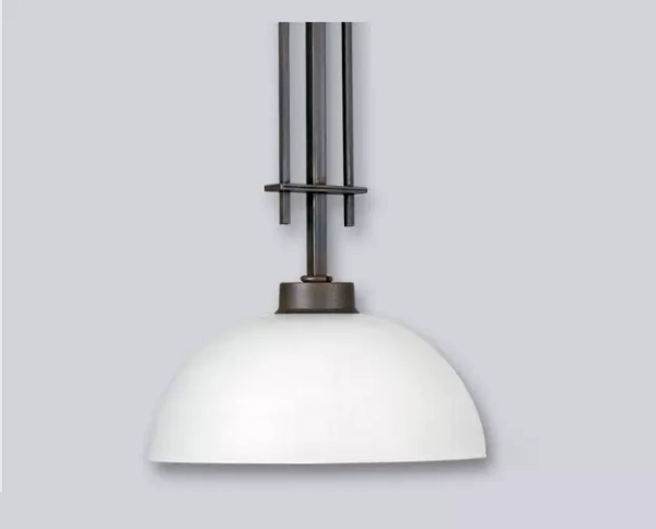 El colgante Neuquén es una lámpara de una luz, estilo clásico, disponible en color cobre patinado. Adaptable a todo tipo de ambiente.