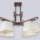 El colgante París es una lámpara de cuatro luces, estilo vintage, disponible en color marrón. Adaptable a todo tipo de ambiente.