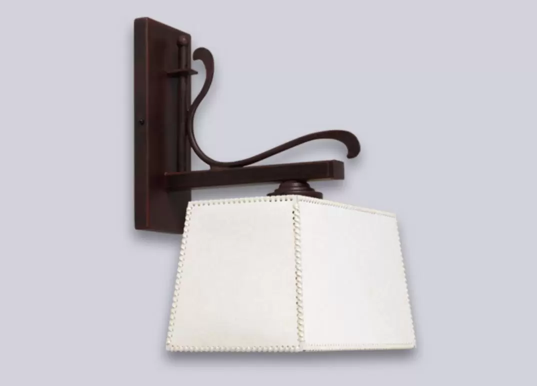 El aplique París es una lámpara de una luz, estilo vintage, disponible en color marrón. Adaptable a todo tipo de ambiente.
