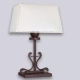 La lámpara de mesa París es un velador de una luz, estilo vintage, disponible en color marrón. Adaptable a todo tipo de ambiente.