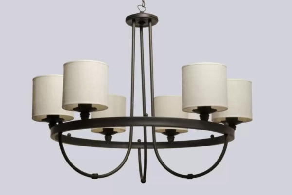 El colgante Praga es una lámpara de seis luces, estilo clásico, disponible en color marrón. Adaptable a todo tipo de ambiente.