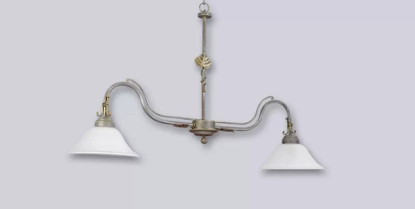 El balancín Primavera es un colgante de dos luces apto LED, estilo vintage, disponible en color bronce. Adaptable a todo tipo de ambiente.
