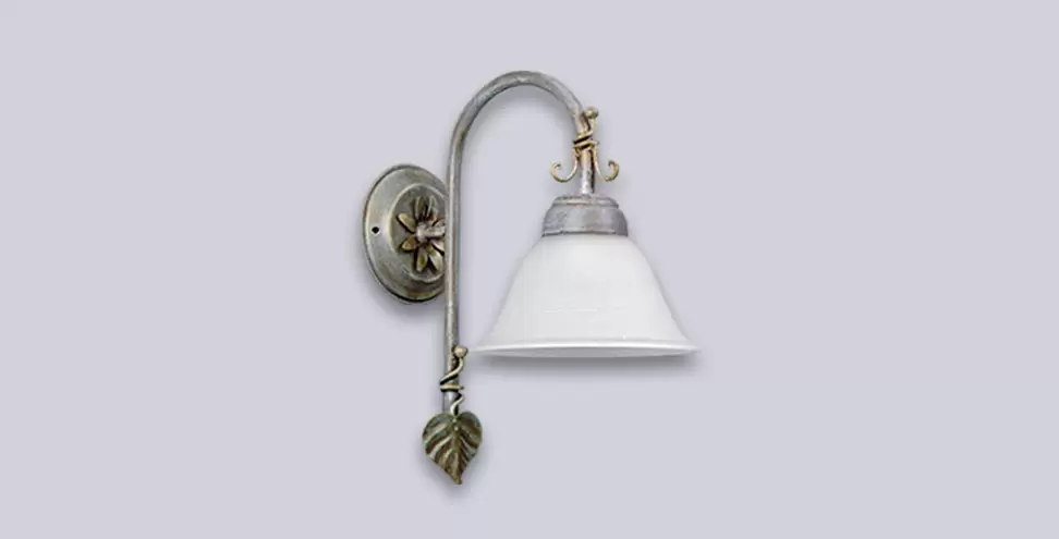 El aplique Primavera es una lámpara de una o dos luces apto LED, estilo vintage, disponible en color bronce. Adaptable a todo tipo de ambiente.