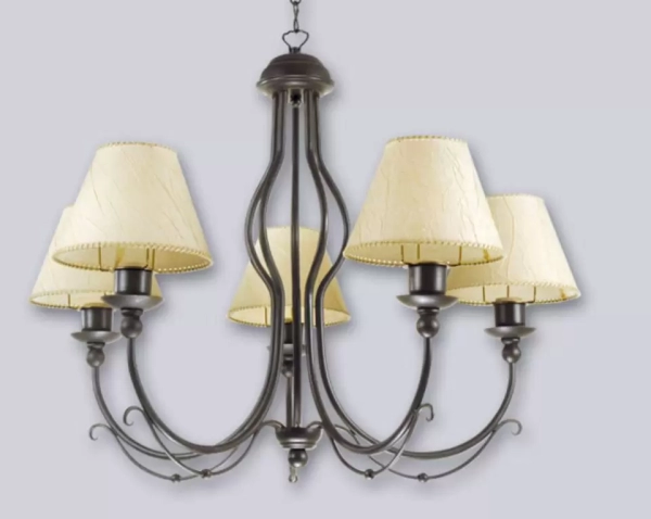 El colgante Suiza es una lámpara de cinco luces, estilo vintage, disponible en color cobre patinado. Adaptable a todo tipo de ambiente.