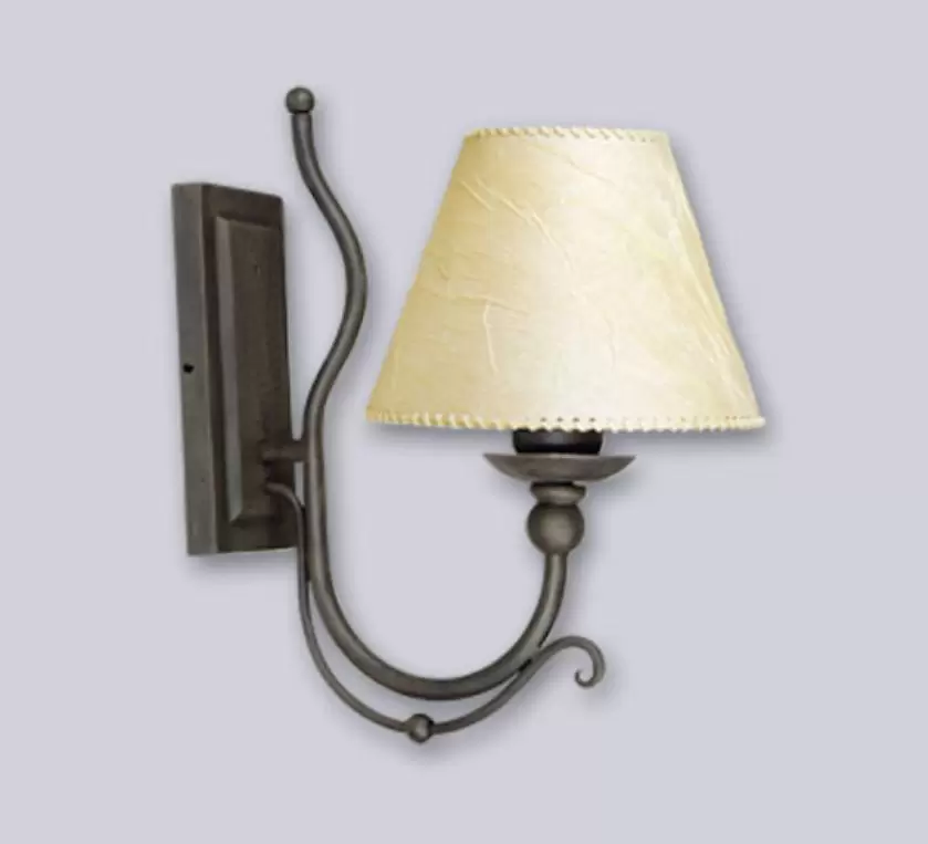 El aplique Suiza es una lámpara de una luz apto LED, estilo vintage, disponible en color cobre patinado. Adaptable a todo tipo de ambiente.
