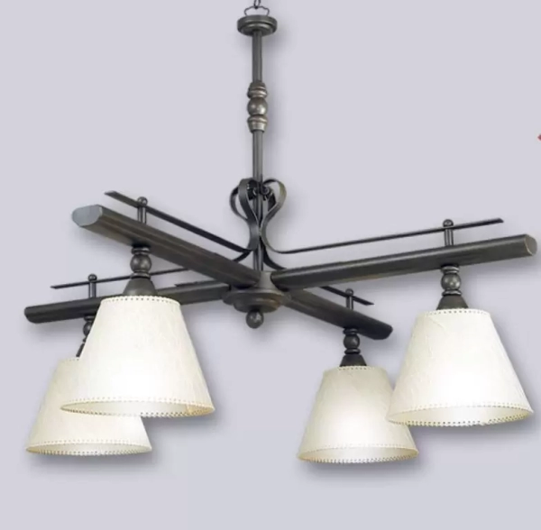 El colgante Turín es una lámpara de cuatro luces, estilo vintage, disponible en color cobre patinado. Adaptable a todo tipo de ambiente.