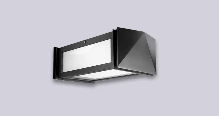 El plafón Urbano es una lámpara de una luz apto LED, disponible en color negro. Viene en dos tamaños diferentes: chico y mediano.