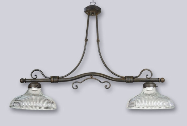 El balancín Viena es un colgante de dos luces apto LED, estilo vintage, disponible en color cobre patinado. Adaptable a todo tipo de ambiente