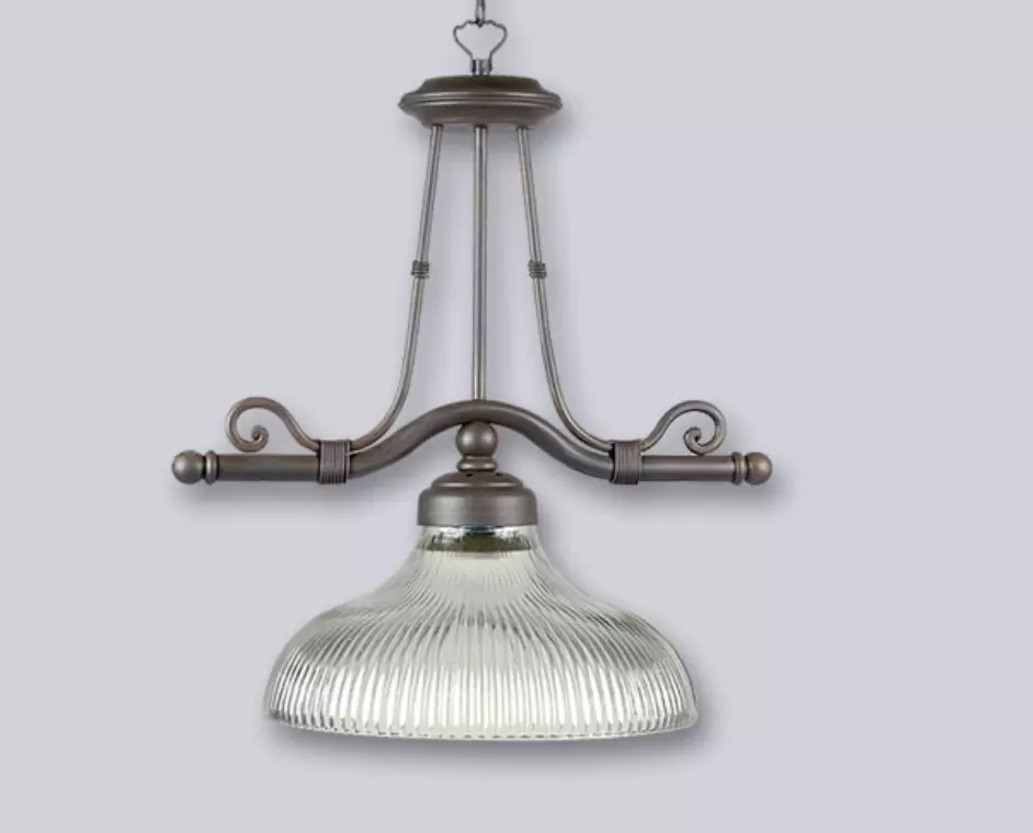 El colgante Viena Simple es una lámpara de una luz, estilo vintage, disponible en color cobre patinado. Adaptable a todo tipo de ambiente.