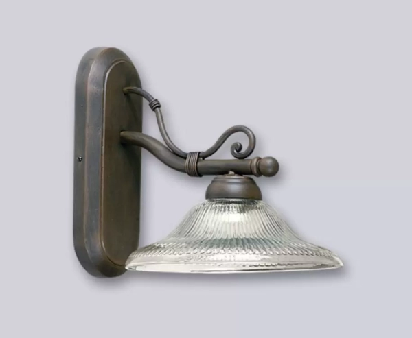 El aplique Viena es una lámpara de una luz apto LED, estilo vintage, disponible en color cobre patinado. Adaptable a todo tipo de ambiente.