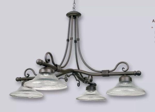 El colgante Viena es una lámpara de cuatro luces, estilo vintage, disponible en color cobre patinado. Adaptable a todo tipo de ambiente.