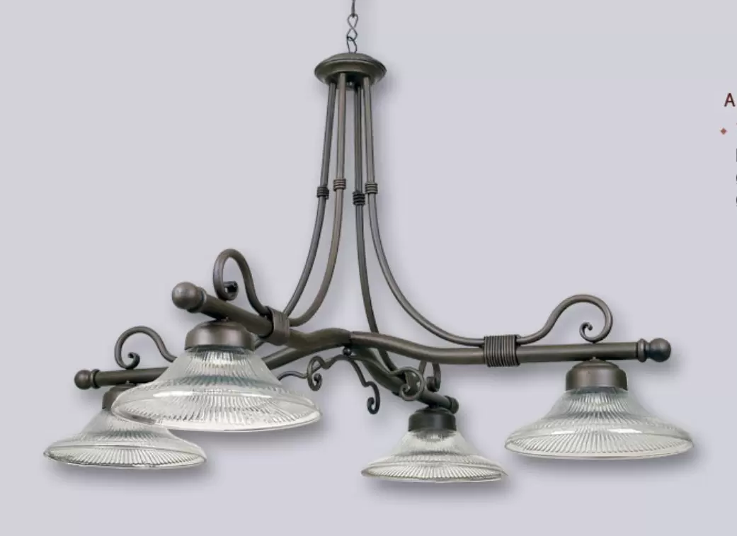 El colgante Viena es una lámpara de cuatro luces, estilo vintage, disponible en color cobre patinado. Adaptable a todo tipo de ambiente.
