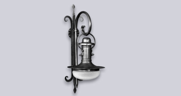 El aplique Farol Alumbrado es un aplique de una luz, estilo vintage, disponible en color acero. Apto para exterior e interior.