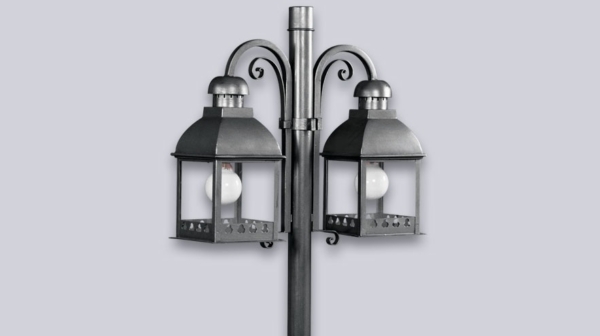 La Farola Colonial es una lámpara de exterior de dos luces, estilo colonial, disponible en color acero. También disponible sin base.