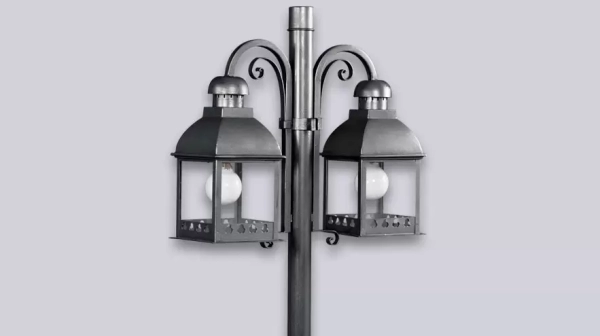 La Farola Colonial es una lámpara de exterior de dos luces, estilo colonial, disponible en color acero. También disponible sin base.