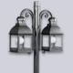 La Farola Colonial es una lámpara de exterior de dos luces, estilo colonial, disponible en color acero. También disponible sin base.
