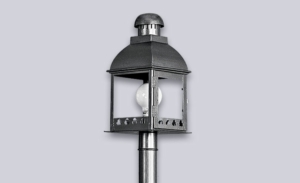 La Farola Colonial para columnas es una lámpara de una luz, estilo colonial, disponible en color gris. Apto para exterior e interior.