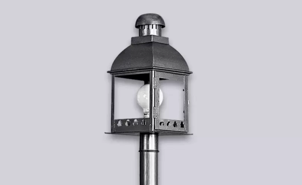 La Farola Colonial para columnas es una lámpara de una luz, estilo colonial, disponible en color gris. Apto para exterior e interior.