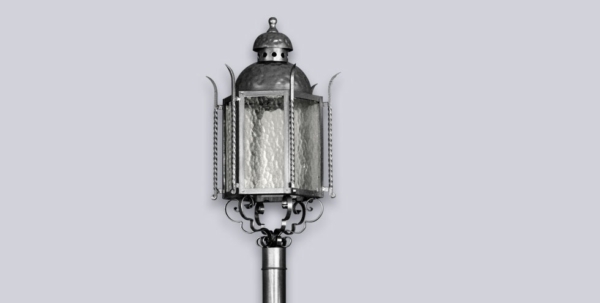 La Farola Cúpula para columnas es una lámpara de una luz, estilo colonial. Las columnas pueden adquirirse por separado en la web.