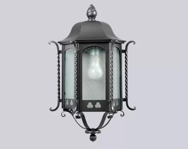 El aplique Farol Española es un aplique de una luz, estilo colonial, disponible en color gris y dos tamaños. Apto para exterior e interior.